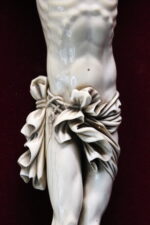 Gran escultura de Cristo crucificado en marfil estilo barroco. - Imagen 5