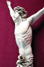 Gran escultura de Cristo crucificado en marfil estilo barroco. - Imagen 4