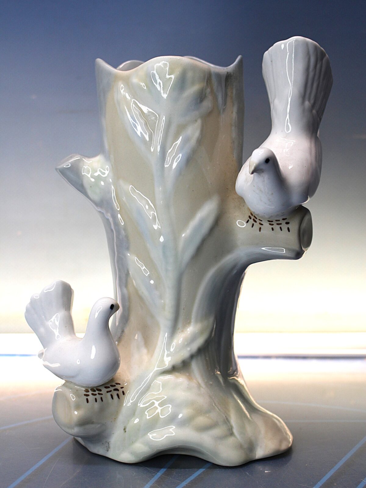 IMG_9662 Porcelanas Mestre. Jarrón con palomas. Vintage. - Imagen 1