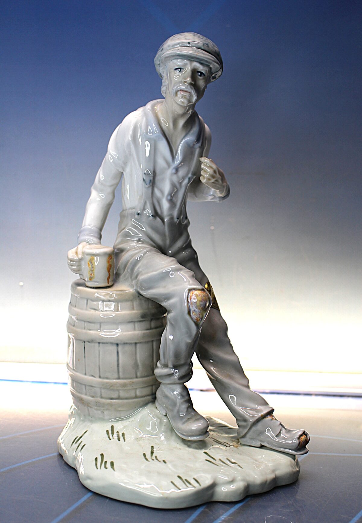 IMG_9686 Mendigo bebiendo cerveza. Figura de porcelana Sanbo. Vintage. - Imagen 1