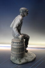 Mendigo bebiendo cerveza. Figura de porcelana Sanbo. Vintage. - Imagen 6