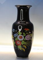 Jarrón de porcelana negra con flores. - Imagen 2