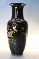 Jarrón de porcelana negra con flores. - Imagen 8