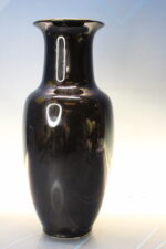 Jarrón de porcelana negra con flores. - Imagen 7