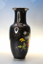 Jarrón de porcelana negra con flores. - Imagen 6