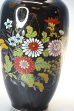 Jarrón de porcelana negra con flores. - Imagen 5