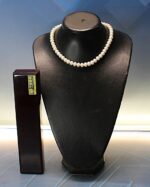 Gargantilla, collar de perlas cultivadas de agua dulce, China. En su caja de madera.