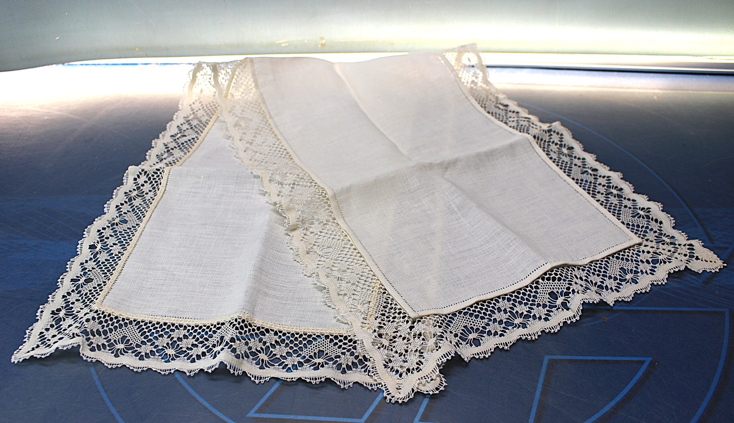 Camino de mesa o tapete de hilo y encaje de bolillos.