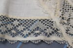 Camino de mesa o tapete de hilo y encaje de bolillos. - Imagen 2