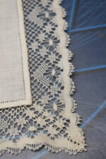 Camino de mesa o tapete de hilo y encaje de bolillos. - Imagen 3