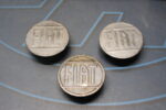Fiat 850 Sport. 3 tapacubos metálicos originales.