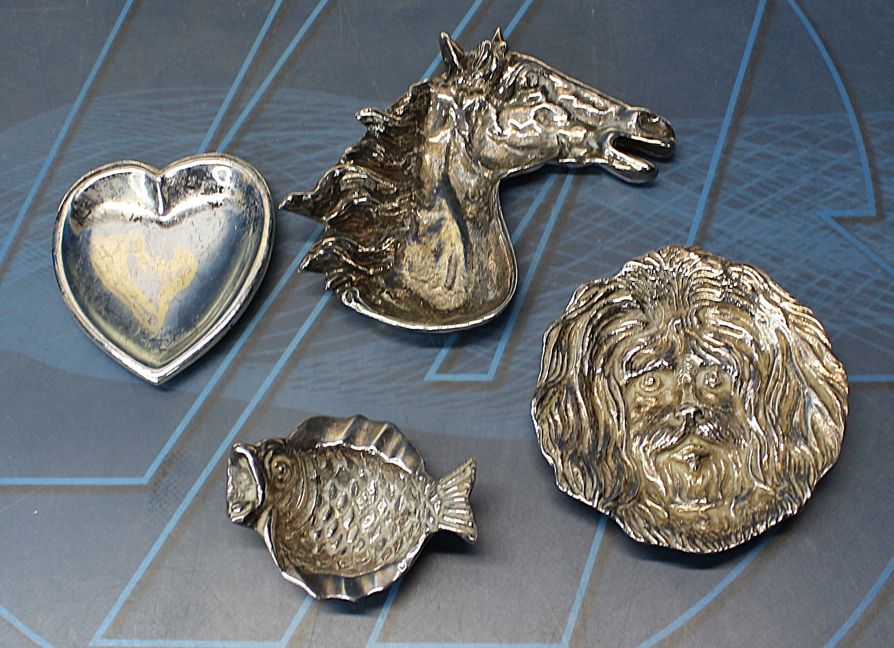 4 pequeñas bandejas, joyeros, vaciabolsillos de metal plateado. Pez, caballo, corazón y perro.