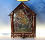 Antigua caja de luz con vidriera de la virgen María.