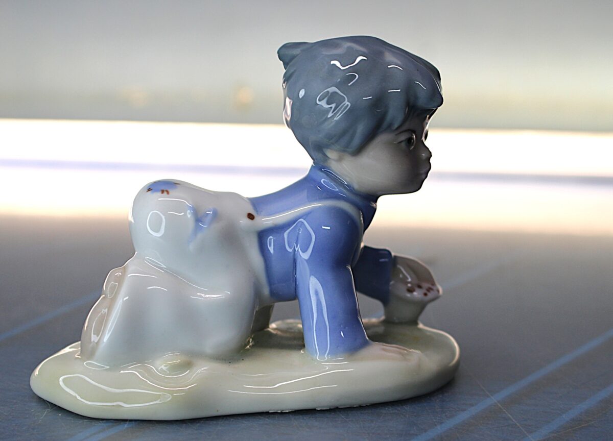 IMG_0001 Porcelana Casades: Figura de bebé con magdalena. Vintage. - Imagen 1