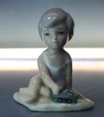 Porcelana Casades: Figura de bebé con tren. Vintage.