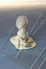 Porcelana Casades: Figura de bebé con tren. Vintage. - Imagen 2