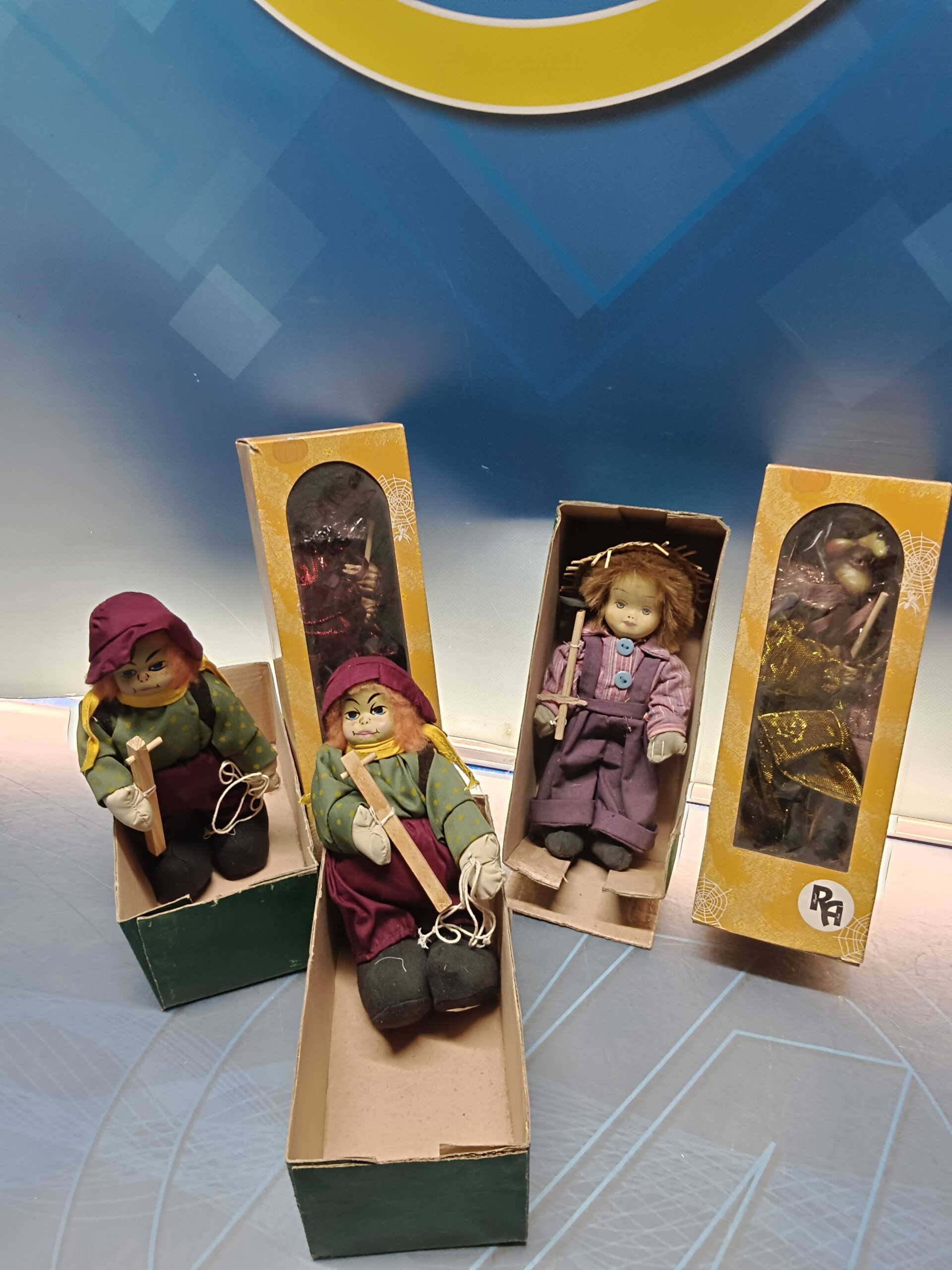 3 marionetas + Muñecas,  Brujas de la suerte