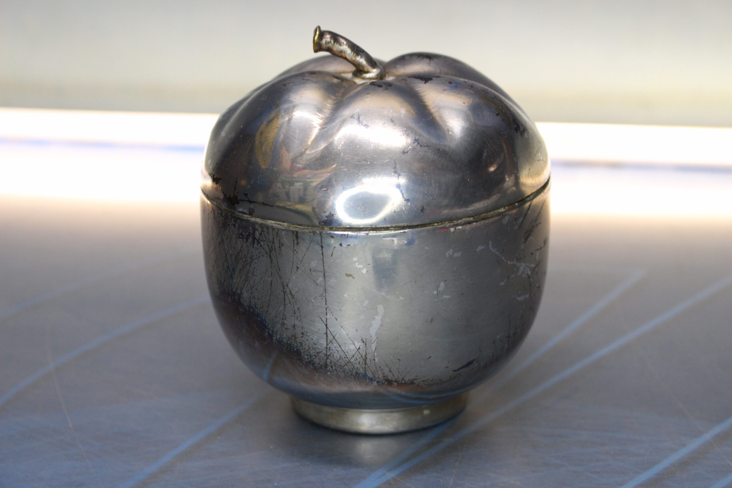 Manzana joyero, cajita de alpaca plateada.