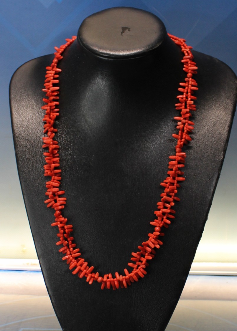 02. Collar antiguo de coral rojo.
