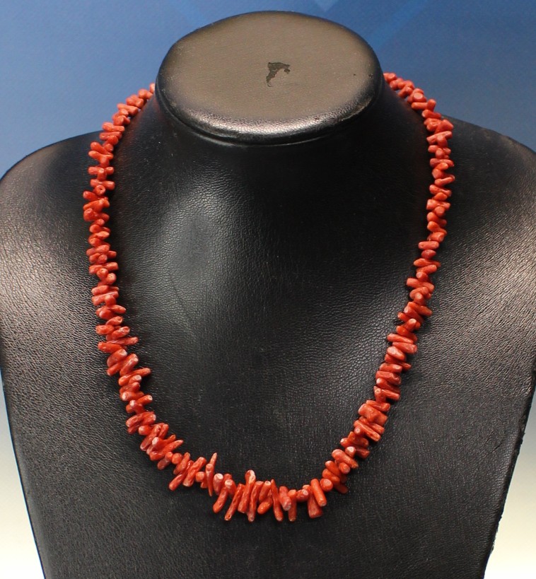 03. Collar, gargantilla antigua de coral rojo.