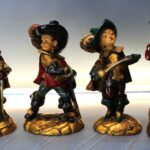 Los Mosqueteros: Athos, Porthos, Aramis y D'Artagnan. Estuco pintado a mano.