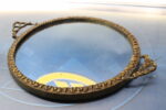 Antigua bandeja circular de bronce con espejo. Centro de mesa. - Imagen 2