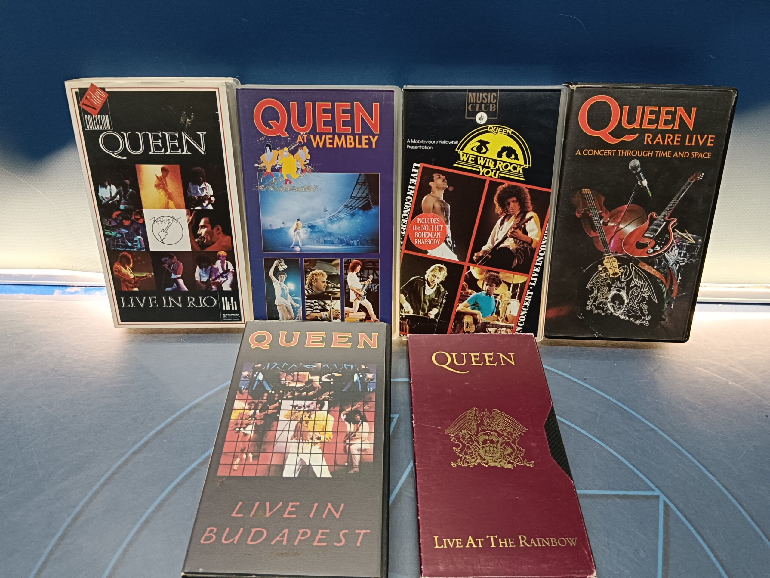lote 6 VHS, musicales, Queen live at, live it… - VendeloAmazing