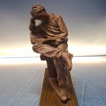 Figura de resina hombre leyendo, sujetalibros
