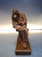 Figura de resina hombre leyendo, sujetalibros