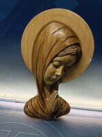 Imagen de la Virgen María rezando, 40x25x08 cm. estuco