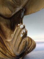 Imagen de la Virgen María rezando, 40x25x08 cm. estuco - Imagen 2