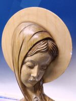 Imagen de la Virgen María rezando, 40x25x08 cm. estuco - Imagen 4