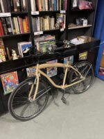 bicicleta playera de estilo vintage , custom, cuadro acero color beige