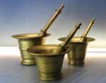02. 3 Morteros, almireces de bronce con sus mazos.