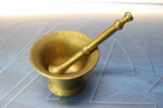 03. Mortero, almirez de bronce con su mazo. Antiguo. - Imagen 2