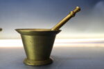 03. Mortero, almirez de bronce con su mazo. Antiguo. - Imagen 6