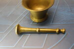 03. Mortero, almirez de bronce con su mazo. Antiguo. - Imagen 5