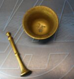 03. Mortero, almirez de bronce con su mazo. Antiguo. - Imagen 4