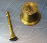 03. Mortero, almirez de bronce con su mazo. Antiguo. - Imagen 3