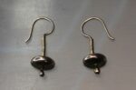 1. Pendientes de anzuelo plata. Sin firma ni contraste.