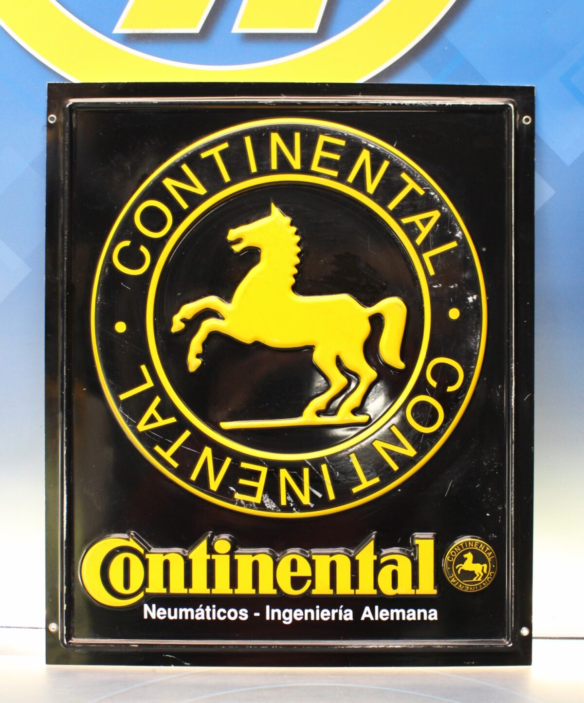 IMG_3276 Cartel vintage “Continental. Neumáticos. Ingeniería Alemana”. - Imagen 1