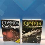Dos libros, Cosmos + El cometa, de Carl Sagan y Ann Druyan.