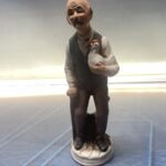 Figura abuelo con gallina, tipo capidimonte 19cm