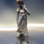 Figura porcelana casades mujer posando 33 cm
