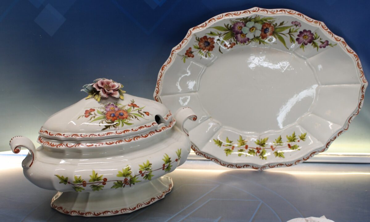 IMG_3713 Sopera y fuente porcelana o loza Made in Italy. Pintado a mano. Vintage. - Imagen 1