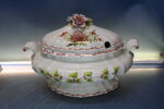 Sopera y fuente porcelana o loza Made in Italy. Pintado a mano. Vintage. - Imagen 12