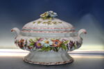 Sopera y fuente porcelana o loza Made in Italy. Pintado a mano. Vintage. - Imagen 10