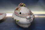 Sopera y fuente porcelana o loza Made in Italy. Pintado a mano. Vintage. - Imagen 7