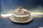 Sopera y fuente porcelana o loza Made in Italy. Pintado a mano. Vintage. - Imagen 3