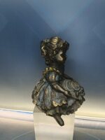 Figura de bronce niña campesina 18x17x17 cm - Imagen 2
